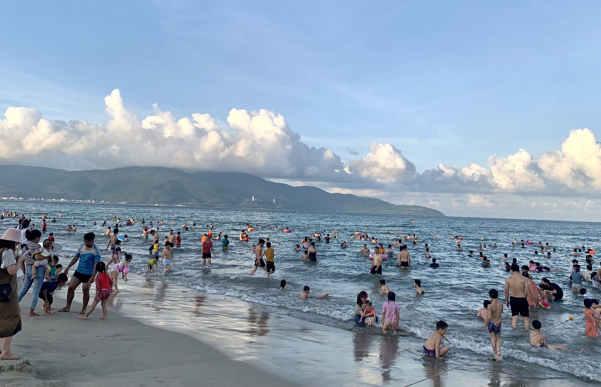 Thời tiết đẹp thu hút đông đảo du khách đến biển Mỹ Khê Đà Nẵng dịp nghỉ lễ 2/9 (ảnh minh họa)